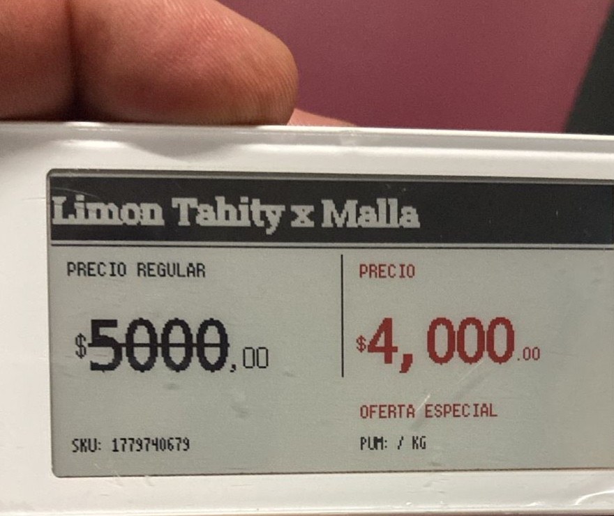 Etiqueta electrónica de góndola sostenida en la mano: Limón Tahití x malla, precio regular 5.000, precio de oferta 4.000